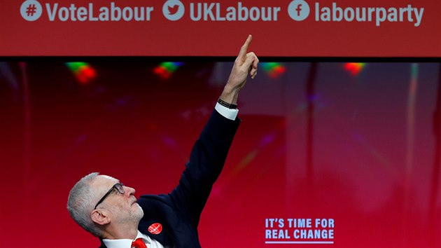 Ldr britskch labourist Jeremy Corbyn pedstavil volebn program. (21. listopadu 2019) 
