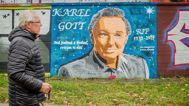 Portrét Karla Gotta zdobí stěnu u stezky mezi Pražským sídlištěm a sídlištěm Vltava v Českých Budějovicích.