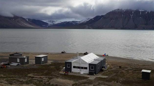 Na arktické léto a zákulisí vědeckého výzkumu láká česká výzkumná stanice Jihočeské univerzity. Ta základnu na Špicberkách provozuje od června 2014. Patří k ní kromě laboratoře v hlavním městě Longyearbyen také terénní stanice Nostoc, která je v provozu pouze několik měsíců v roce.