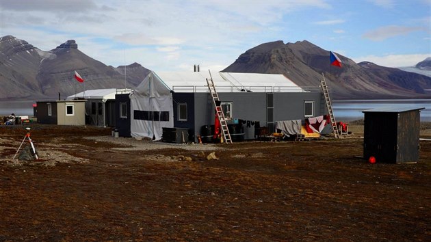 Terénní stanice je vzdálenou 60 kilometrů od hlavního města Špicberk Longyearbyenu.