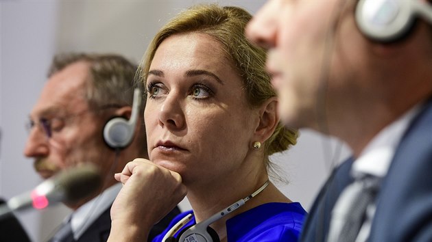 Slovensk ministryn vnitra Denisa Sakov pi setkn s novini 21. listopadu 2019 v Praze na tiskov konferenci k pracovnmu setkn ministr vnitra V4 a Rakouska k nvrhm nov Komise EU tkajc se vnitn bezpenosti a migrace nebo o spoluprci s Britni po brexitu. Vlevo je maarsk ministr Sndor Pintr a vpravo rakousk ministr Wolfgang Peschorn.