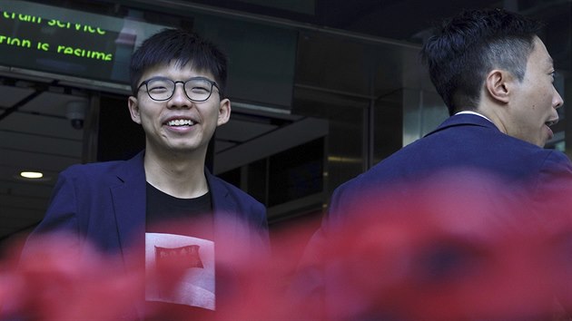 Prodemokratick aktivista Joshua Wong (vlevo) stoj po vyhlen vsledk vedle vtznho kandidta Kelvina Lama. (25. listopadu 2019)