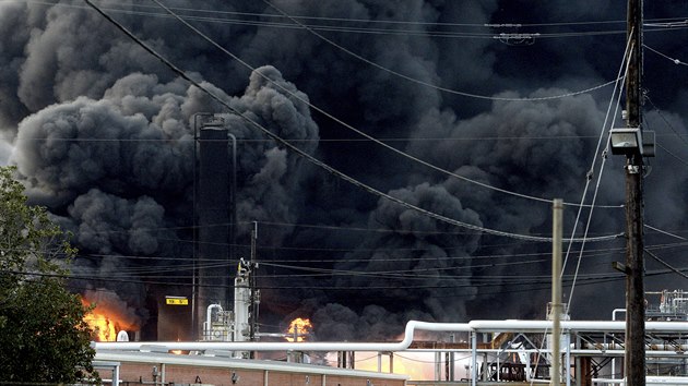 V petrochemickm zvodu v Texasu dolo k srii exploz. (27. listopadu 2019)