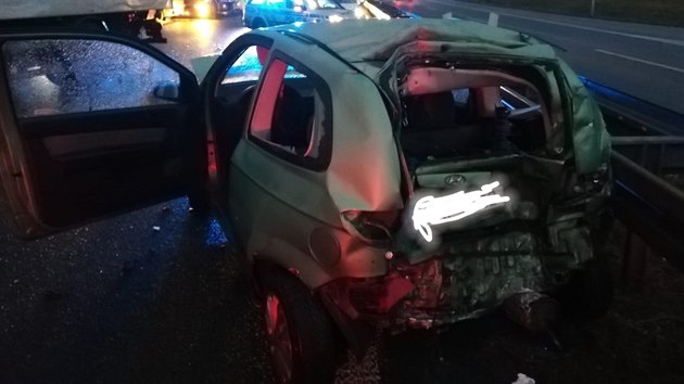 Na dlnici D7 na rovn Makotas se srazilo osobn auto, dodvka a nkladn automobil. (29. listopadu 2019)