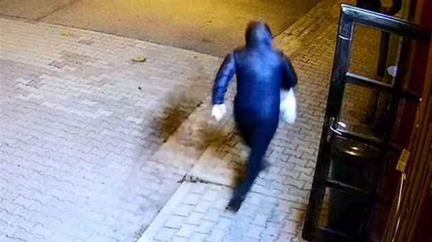 Zhruba třicetiletý muž s kapucí, kuklou a nožem napadl v září v brněnském Komárově barmana a z trezoru odnesl desetitisíce korun.