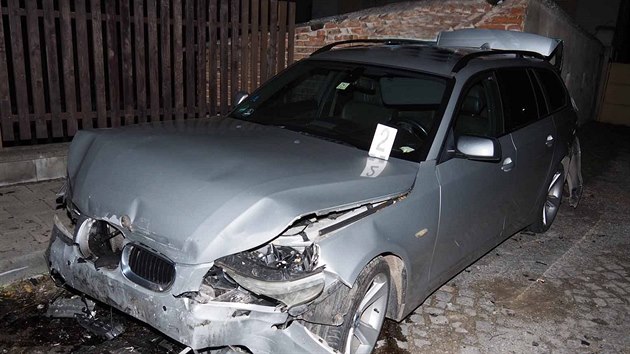Opil mladk v Blovicch nad Svitavou nasedl do cizho auta a po pr stovkch metr s nm vrazil do zaparkovanho BMW.