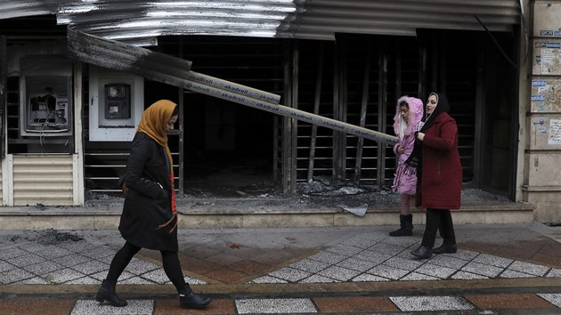 Budova banky vyplen bhem rnskch protest proti zdraovn benznu. (20. listopadu 2019)