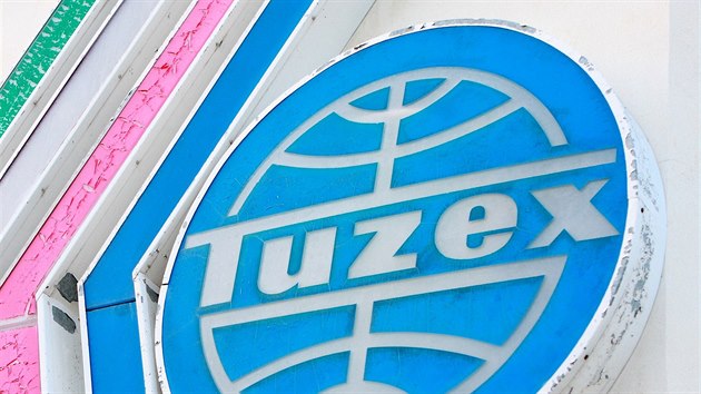 Výběrové západní zboží jako džíny, luxusní parfémy, elektronika a dokonce i auta byla k dostání pouze v Tuzexu.