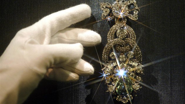 Zelen diamant byl natst v dob krdee vystaven Metropolitnm muzeu v New Yorku (21. prosince 2014)