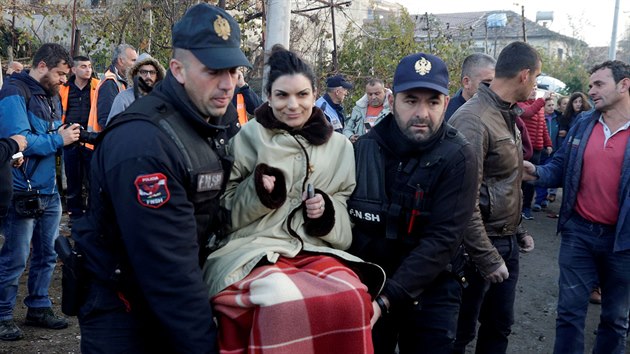 V albnsk vsi Thuman zahynuli dva lid, dal jsou zranni. (26. listopadu 2019)