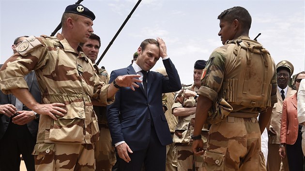 Francouzsk prezident Emmanuel Macron navtvil vojky operace Barkhane v Mali. (19. kvtna 2017)