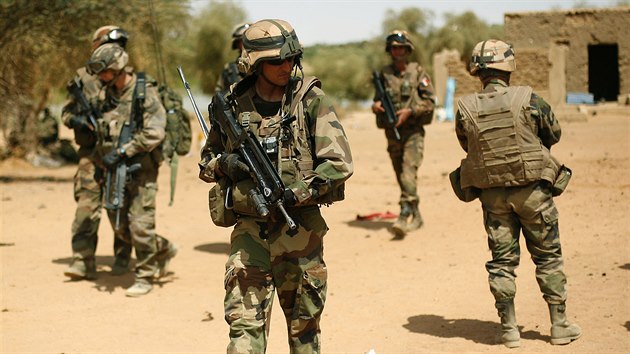 Francouzt vojci psob v Mali v rmci operace Barkhane. (10. nora 2013)