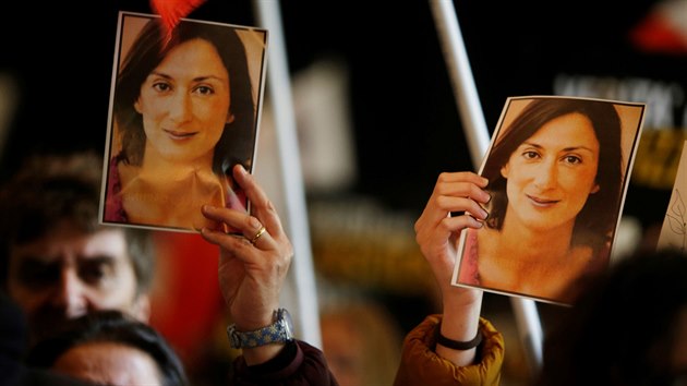 Lid protestuj kvli vrad maltsk novinky Daphne Caruanaov Galiziov v hlavnm mst Valett. (20. listopadu 2019)
