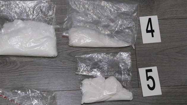 Nrodn protidrogov centrla zadrela skupinu 12 lid, kter vyrbla a obchodovala s drogami v dech destek kilogram. (28. listopadu 2019)