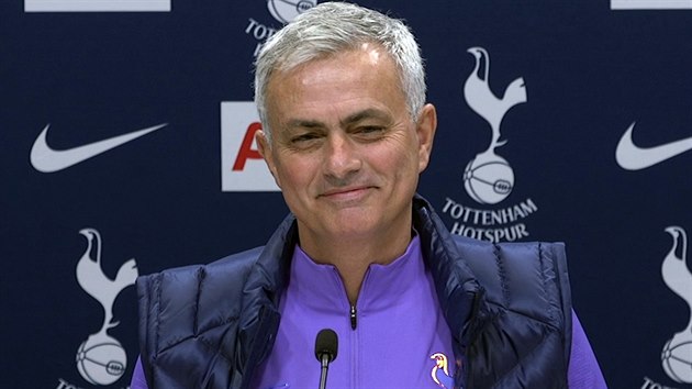 Jos Mourinho se usmv na sv prvn tiskov konferenci co by kou Tottenham Hotspur.