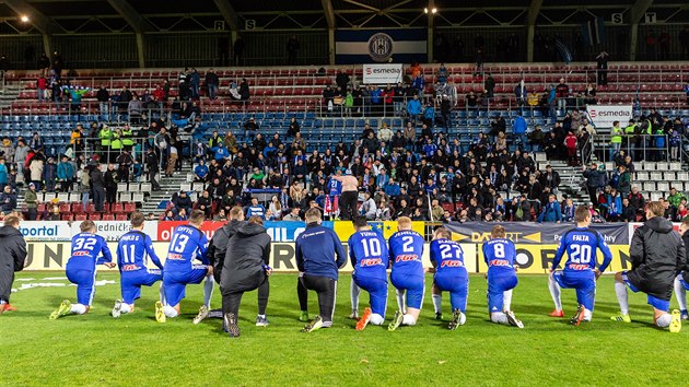 Olomoučtí fotbalisté při děkovačce se svými fanoušky po utkání Slavií.