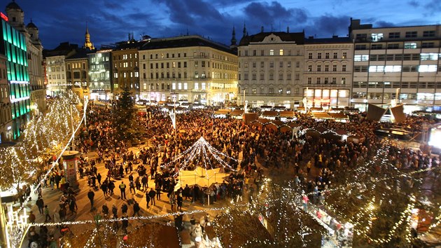 Na brněnském náměstí Svobody se dnes sešly tisíce lidí, aby viděly slavnostní rozsvícení vánočního stromu.
