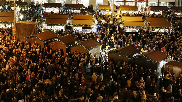 Na brněnském náměstí Svobody se dnes sešly tisíce lidí, aby viděly slavnostní rozsvícení vánočního stromu.