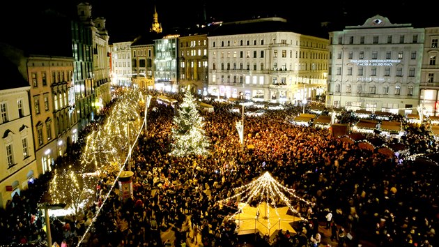 S rozsvícením vánočního stromu zároveň odstartovaly na náměstí Svobody a nedalekém Dominikánském náměstí vánoční trhy, potrvají do 5. ledna. Na Zelném trhu a Moravském náměstí už jsou stánky týden.