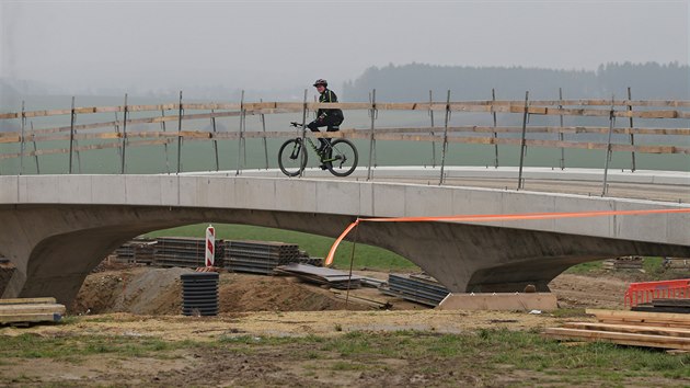 Cyklista na novém mostě pozoruje rozestavěný obchvat Nového Veselí, který usnadní cesty mezi Jihlavou a Žďárem.