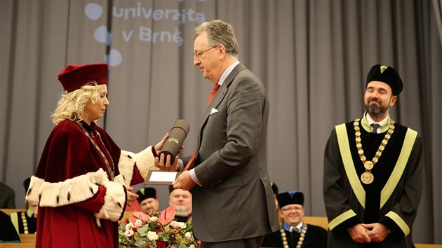 Rektorka Mendelovy univerzity Danue Nerudov ocenila Constantina Kinskho zlatou medail.