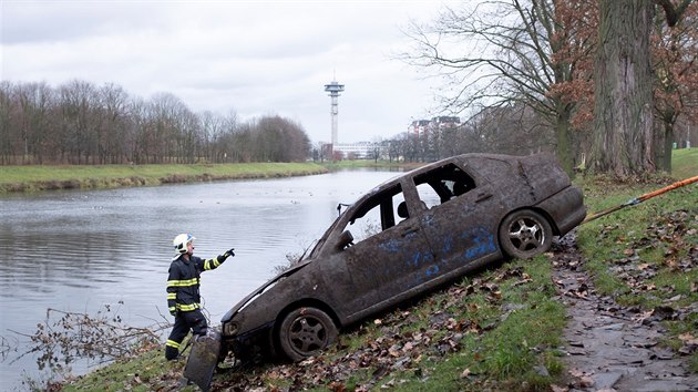 Hasii v Polabinch vylovili auto z Labe. (29. listopadu 2019)