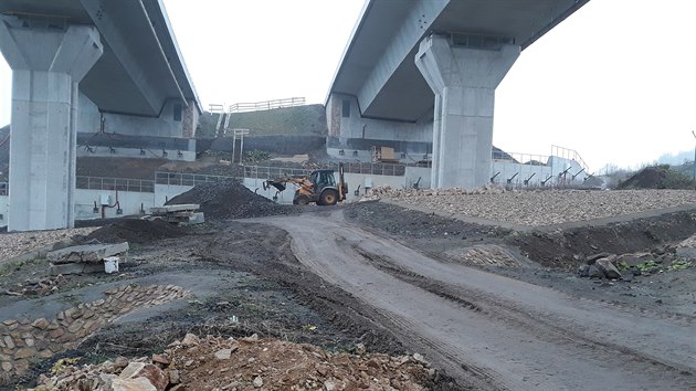 Bagry a nklaky pevej zeminu v rmci dokonovacch prac