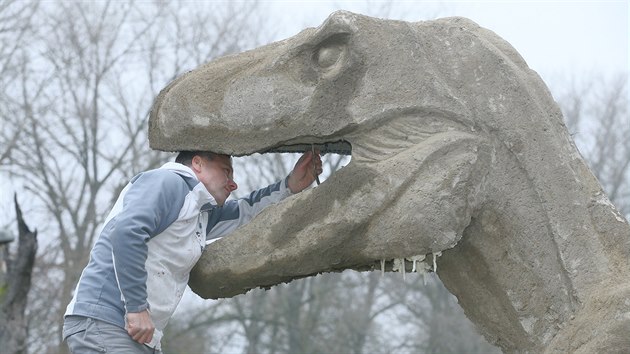 Umělecký štukatér Karel Kaliba dokončuje prvního z dinosaurů, postupně mají v Hrobčicích přibýt další.