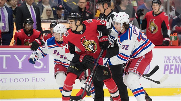 Filip Chytil (vpravo) a Jesper Fast z New York Rangers ve stehu, mezi nimi Jean-Gabriel Pageau z Ottawy.