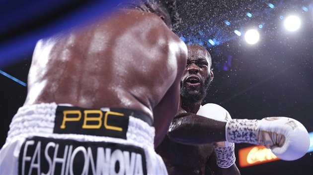 Deontay Wilder tvrd trefuje Luise Ortize v souboj o titul mistra svta tk vhy organizace WBC v Las Vegas.