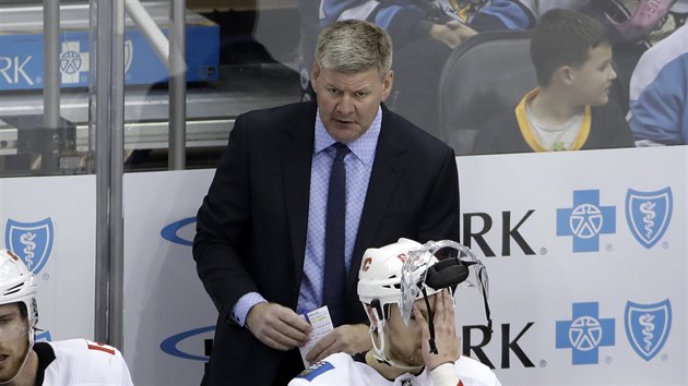 Trenr Bill Peters na stdace hokejist Calgary Flames.