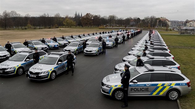 Policist ze ty kraj pevzali na prask Letensk plni 80 novch policejnch aut. (22. listopadu 2019)