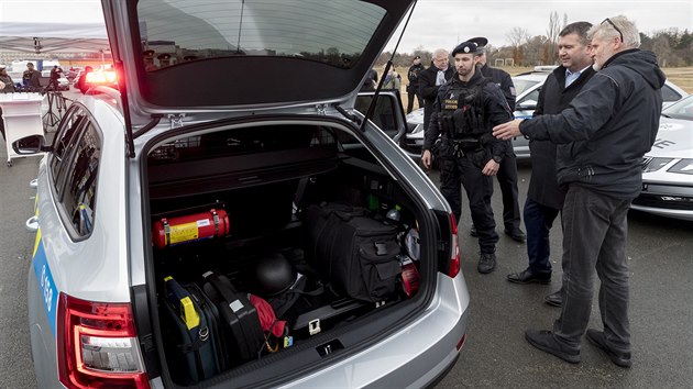 Policist ze ty kraj pevzali na prask Letensk plni 80 novch policejnch aut. Zastnil se mimo jin ministr vnitra Jan Hamek. (22. listopadu 2019)