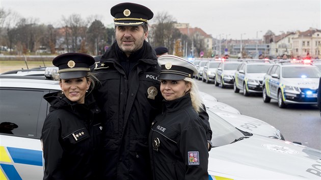 Policist ze ty kraj pevzali na prask Letensk plni 80 novch policejnch aut. Zastnil se mimo jin policejn prezident Jan vejdar. (22. listopadu 2019)