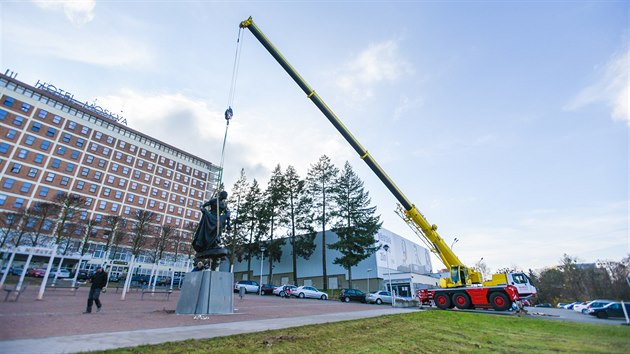 Nvrat sochy Koeluha na nmst Prce ve Zln do prostoru mezi Velkm kinem, hotelem Moskva a Obchodnm domem.