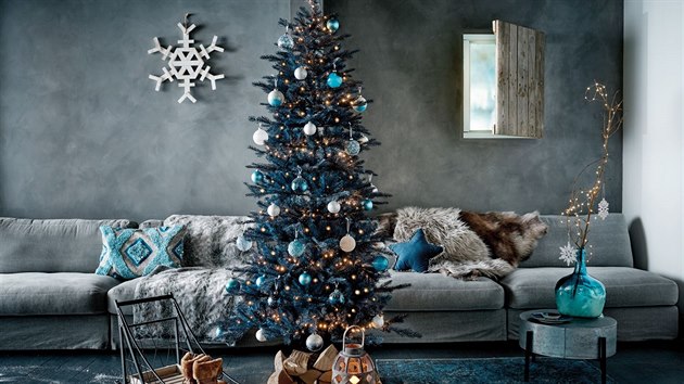 Do interi�r� s betonovou st�rkou se skv�le hod� v�no�n� dekorace ve stylu �Ledov�ch V�noc�.