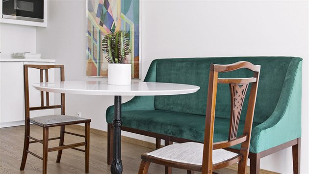 Jdelnu tvo kavrensk stolek se staroitnmi idlemi a zelenm sofa, kter si nechalo studio Ambience Design vyrobit podle svho nvrhu.