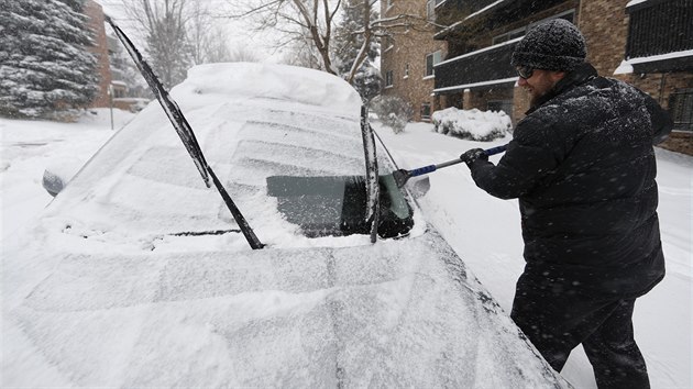 Řidič v Denveru odklízí sníh ze svého auta. Západní pobřeží a Středozápad USA zasáhla ve středu sněhová bouře, která lidem zkomplikovala cestu na Den díkůvzdání. Sníh, déšť a silný vítr postupují na severovýchod Spojených států. (28. listopadu 2019)