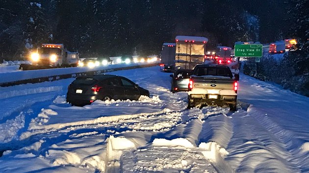 Řidiči v Kalifornii uvázli v zimní bouři. Západní pobřeží a Středozápad USA zasáhla ve středu sněhová bouře, která lidem zkomplikovala cestu na Den díkůvzdání. Sníh, déšť a silný vítr postupují na severovýchod Spojených států. (28. listopadu 2019)