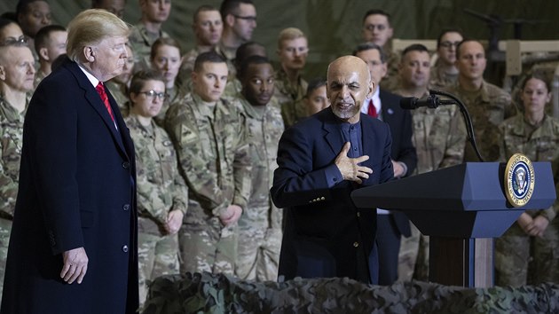 Americk prezident Donald Trump (vlevo) neekan navtvil americk vojky na zkladn Bagrm v Afghnistnu. K vojkm promluvil spolen se svm afghnskm protjkem Arafem Ghanm (vpravo). (28. listopadu 2019)