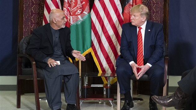 Americk prezident Donald Trump (vpravo) neekan navtvil americk vojky na zkladn Bagrm v Afghnistnu. Na snmku je se svm afghnskm protjkem Arafem Ghanm (vlevo). (28. listopadu 2019)