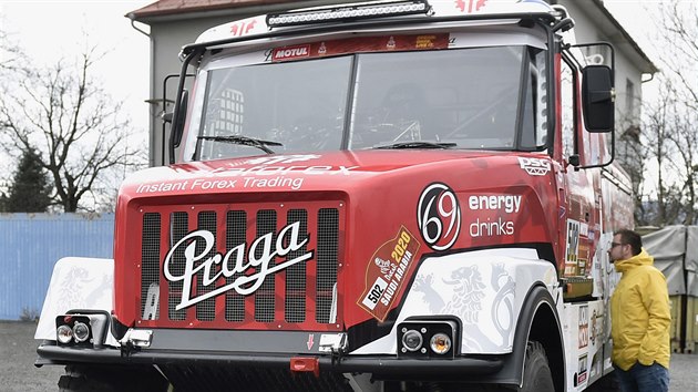 Nov specil Praga V4S  pi setkn pilota kamionu Alee Lopraise s fanouky ped odjezdem na Rallye Dakar.