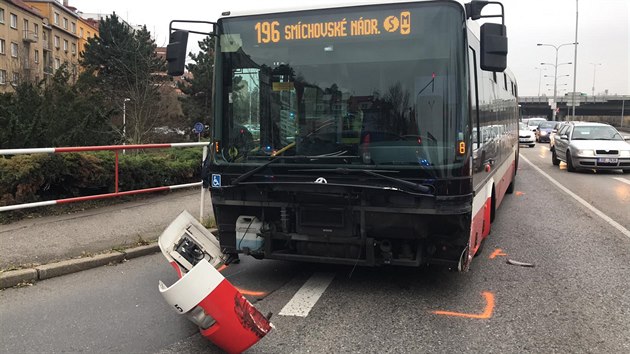 Nehoda dvou aut a autobusu v Branku. (27. 11. 2019)