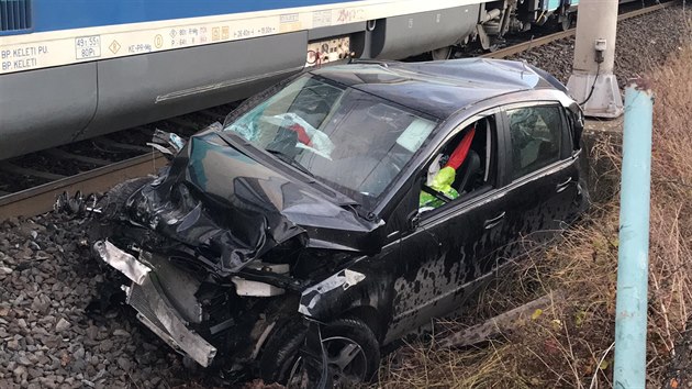 Osobn vlak ve tvrtek odpoledne zdemoloval auto, kter zstalo stt mezi zvorami v Dolanech nad Vltavou. (28. 11. 2019)