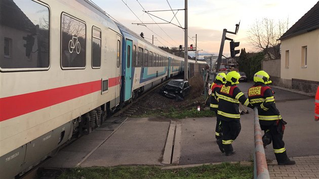 Osobn vlak ve tvrtek odpoledne zdemoloval auto, kter zstalo stt mezi zvorami v Dolanech nad Vltavou. (28. 11. 2019)