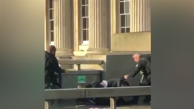 Policie zatkla podezřelého muže na londýnském mostě London Bridge
