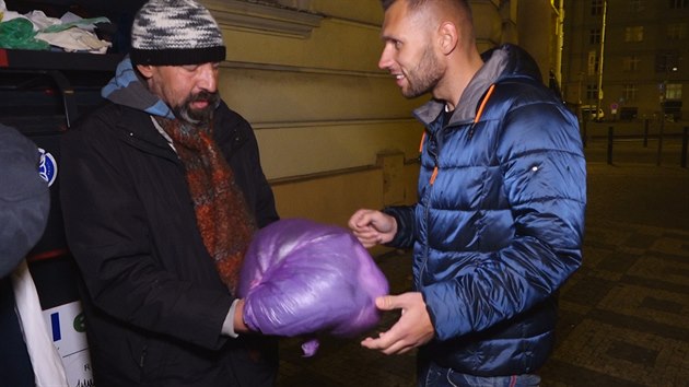 Bezdomovec pedv reportrovi Smlsalovi cenn rady, jak pet na ulici.