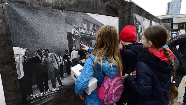 Výstava fotografií Jindřicha Štreita s názvem Abnormalizace byla součástí happeningu Sametová rekonstrukce, jehož cílem bylo postavit znovu protestní zeď z papírových krabic opatřených vzkazy. Ta před 30 lety vyrostla před sídlem tehdejšího OV KSČ v Olomouci, dnešní právnickou fakultou.