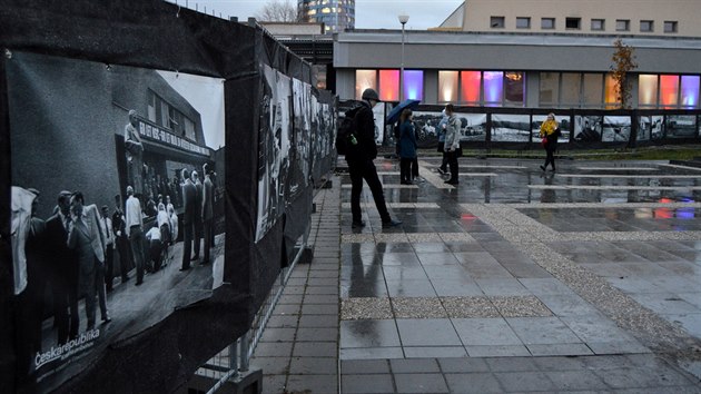 Výstava fotografií Jindřicha Štreita s názvem Abnormalizace byla součástí happeningu Sametová rekonstrukce, jehož cílem bylo postavit znovu protestní zeď z papírových krabic opatřených vzkazy. Ta před 30 lety vyrostla před sídlem tehdejšího OV KSČ v Olomouci, dnešní právnickou fakultou.