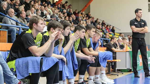 Ústečtí basketbalisté a jejich trenér Antonín Pištěcký sledují zápas s Ostravou.